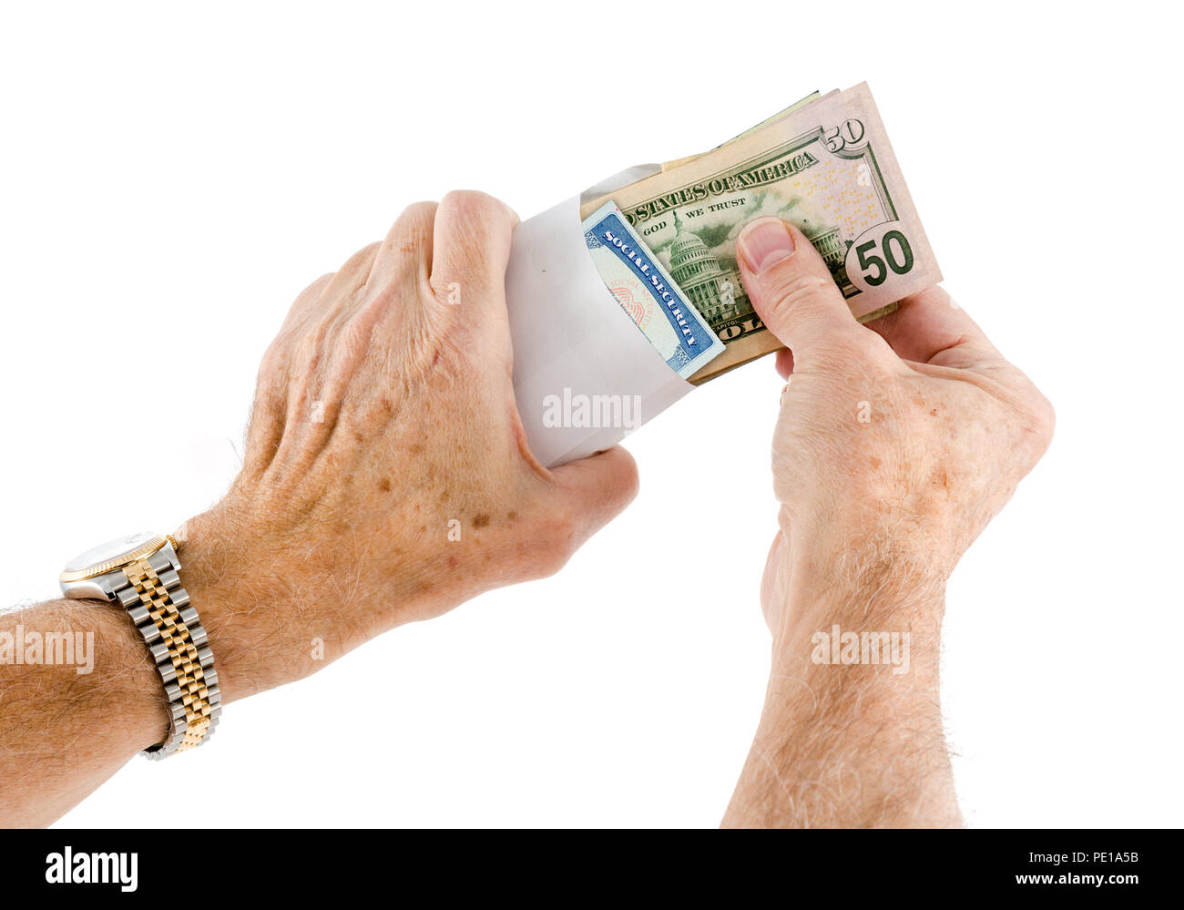 L'origine ethnique caucasienne mains mettre cinquante dollars dans une enveloppe Banque D'Images