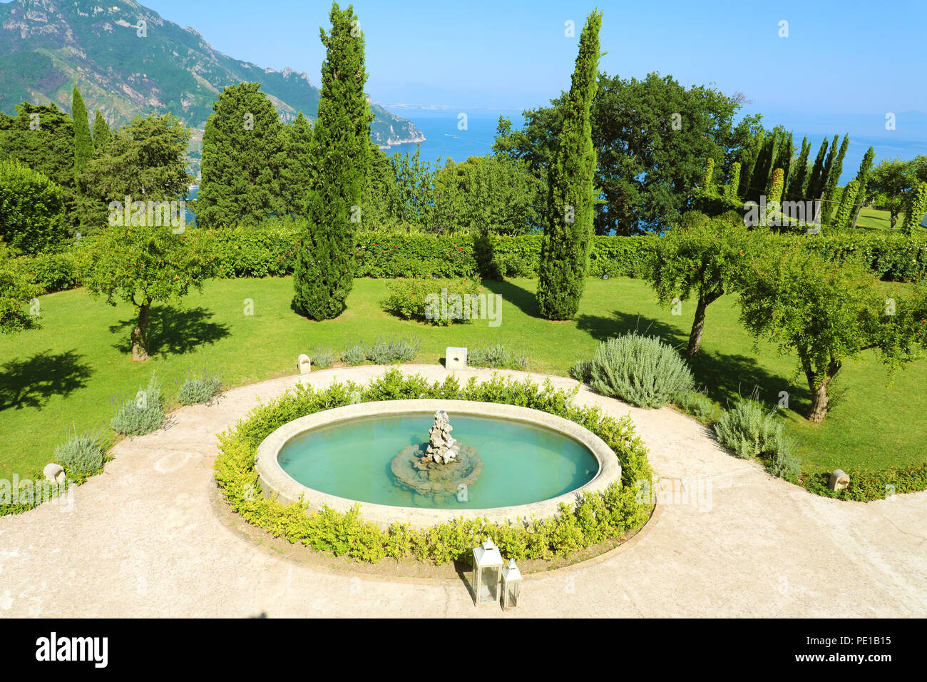 Park Villa Cimbrone avec fontaine à Ravello, Italie Banque D'Images