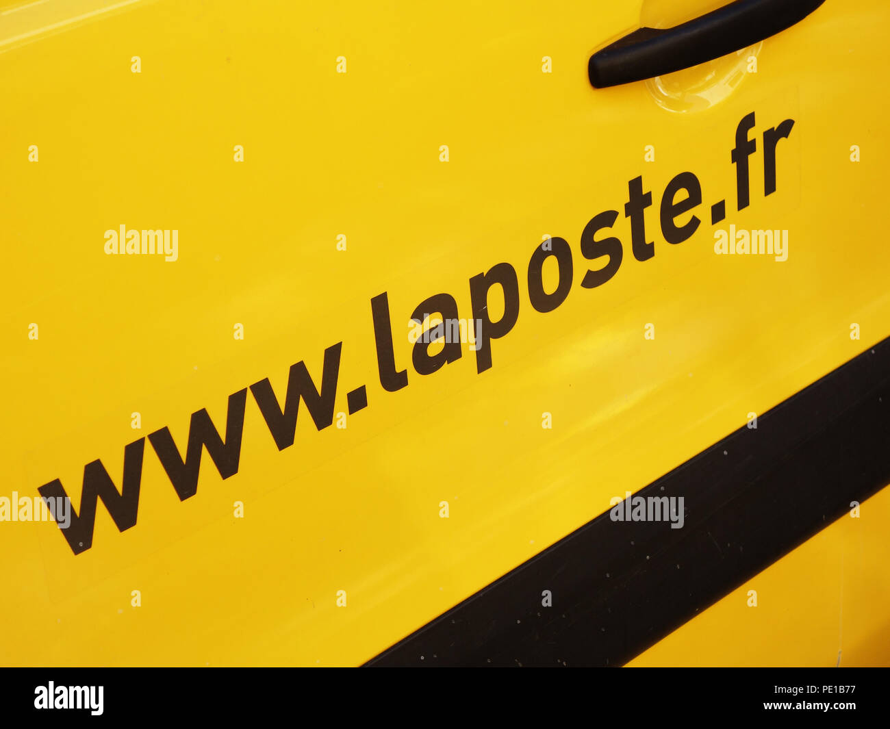 Le service postal depot avec fourgonnettes de livraison à Cessenon-sur-Orb, France Banque D'Images