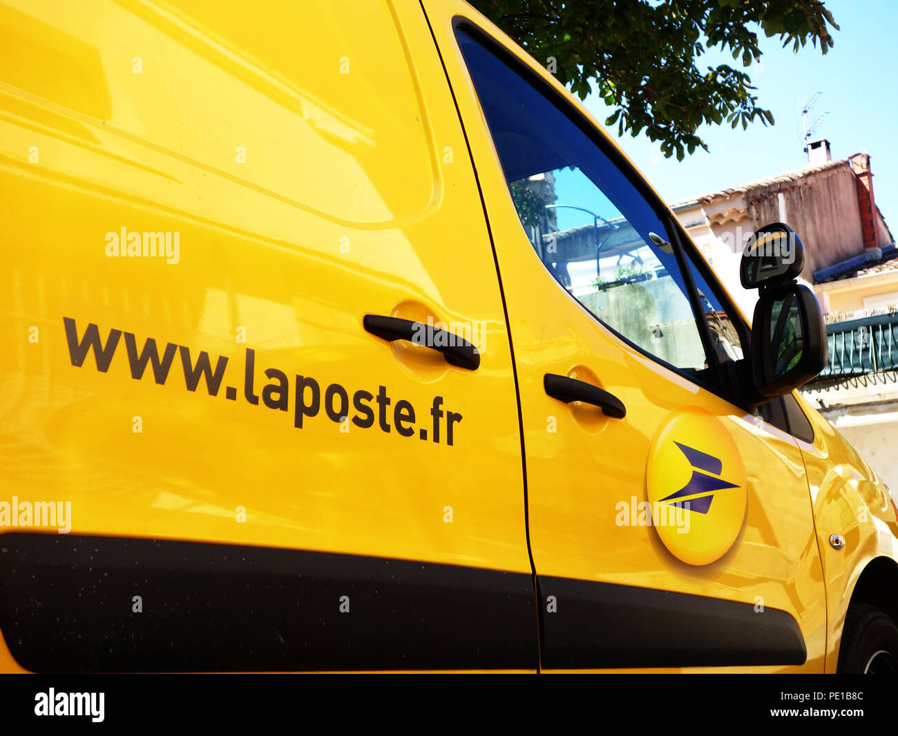 Le service postal depot avec fourgonnettes de livraison à Cessenon-sur-Orb, France Banque D'Images