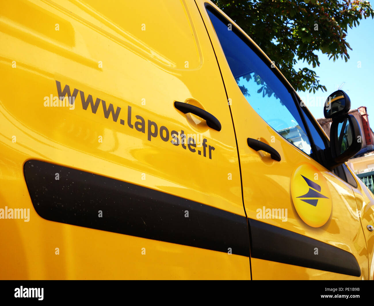 Le service postal depot avec fourgonnettes de livraison à Cessenon-sur-Orb, France Banque D'Images