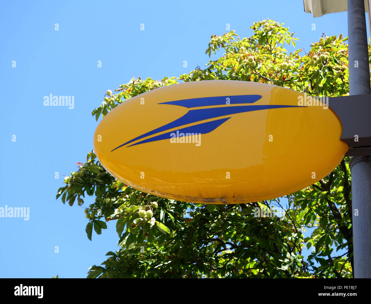 Signe avec nom et logo du bureau de poste sur le mur du service postal dépôt à Cessenon-sur-Orb, France Banque D'Images