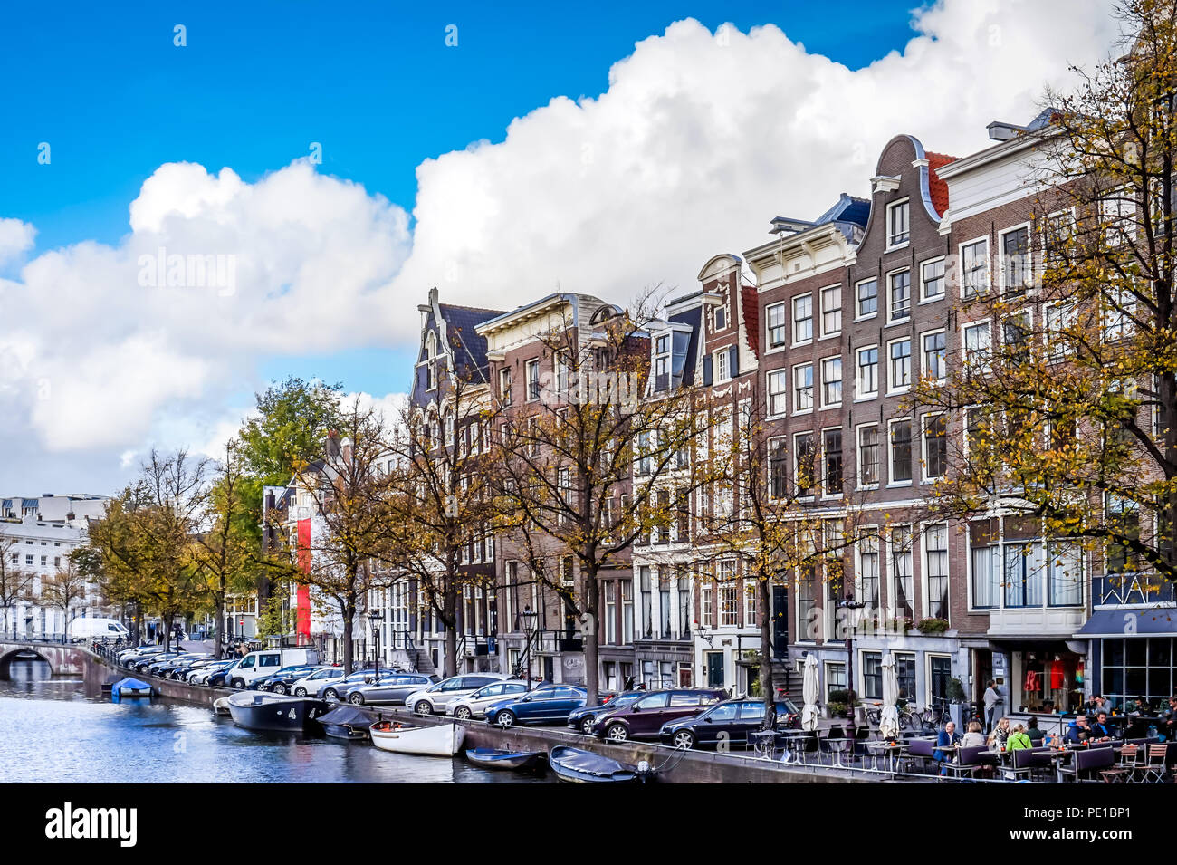 Le Keizersgracht (Canal de l'Empereur) avec ses terrasses de café et de grandes maisons historiques dans le centre historique d'Amsterdam, Pays-Bas Banque D'Images