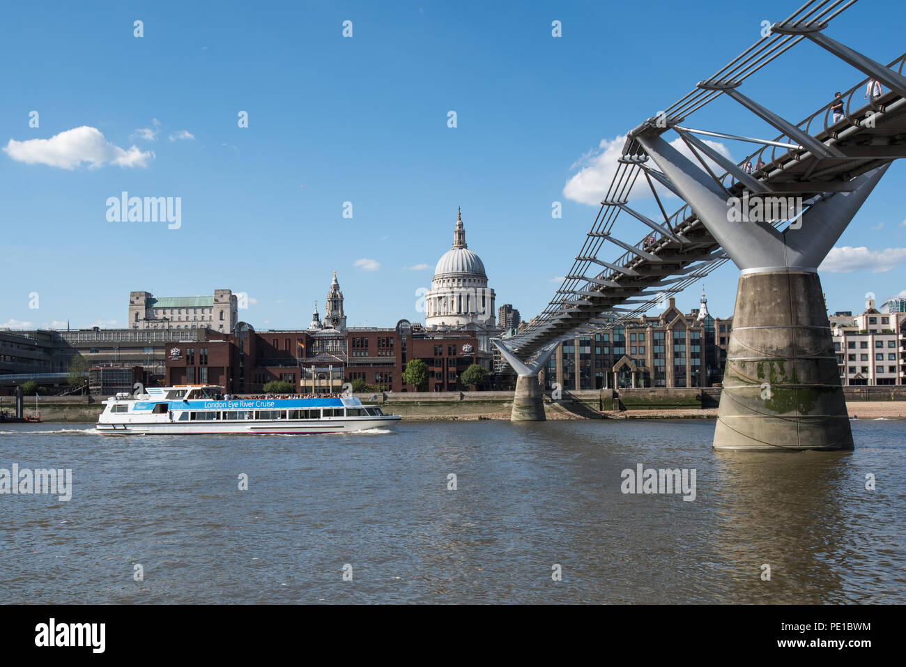 Londres monument montrant Millennium Bridge et cathédrale St.Pauls sur une journée ensoleillée avec ciel bleu clair montrant certains touristes Banque D'Images