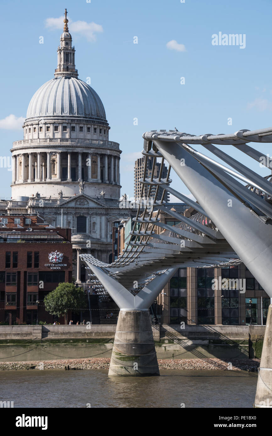 Londres monument montrant Millennium Bridge et cathédrale St.Pauls sur une journée ensoleillée avec ciel bleu clair montrant certains touristes Banque D'Images