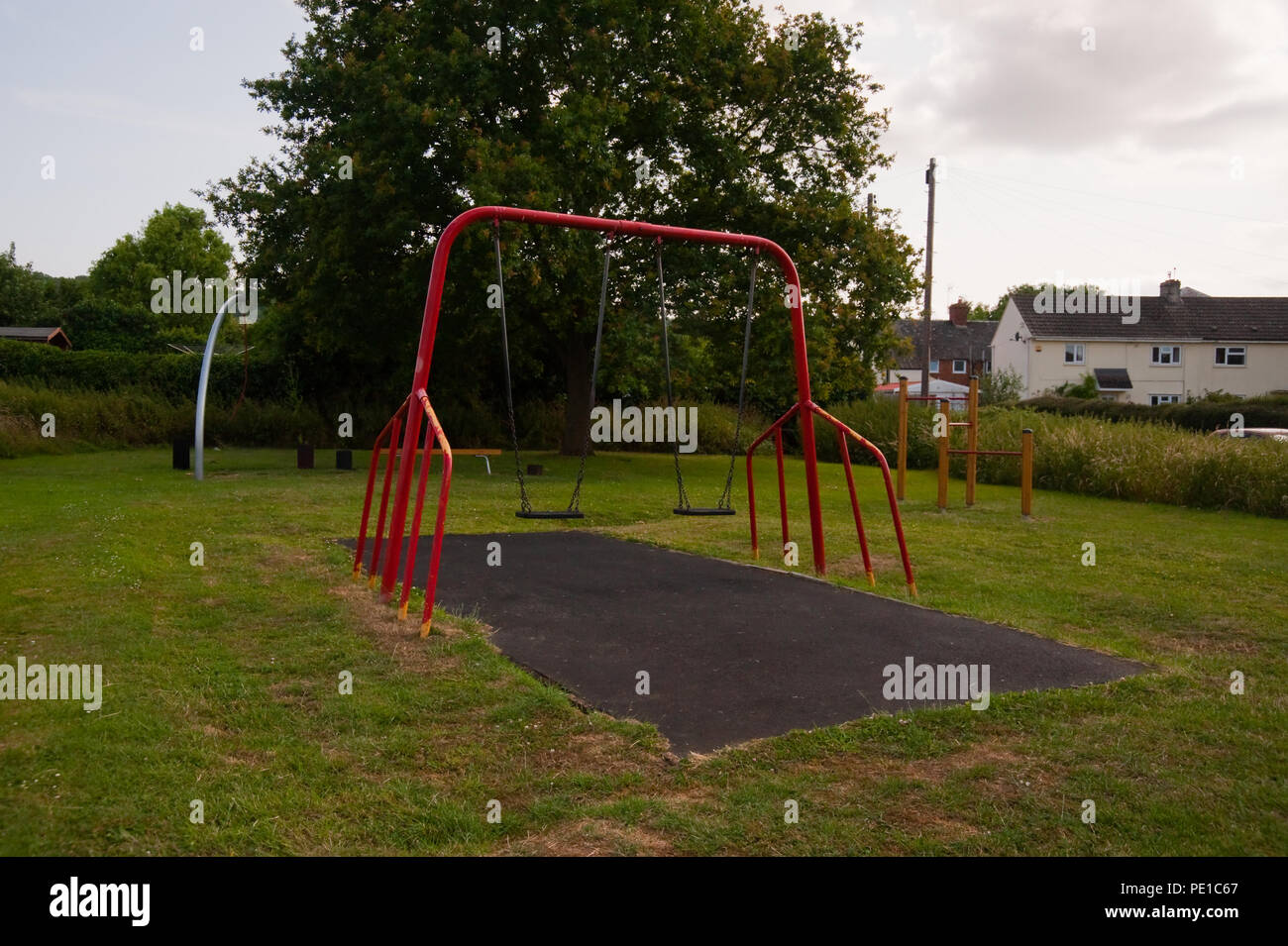 Balançoires sur une aire de jeux Banque D'Images