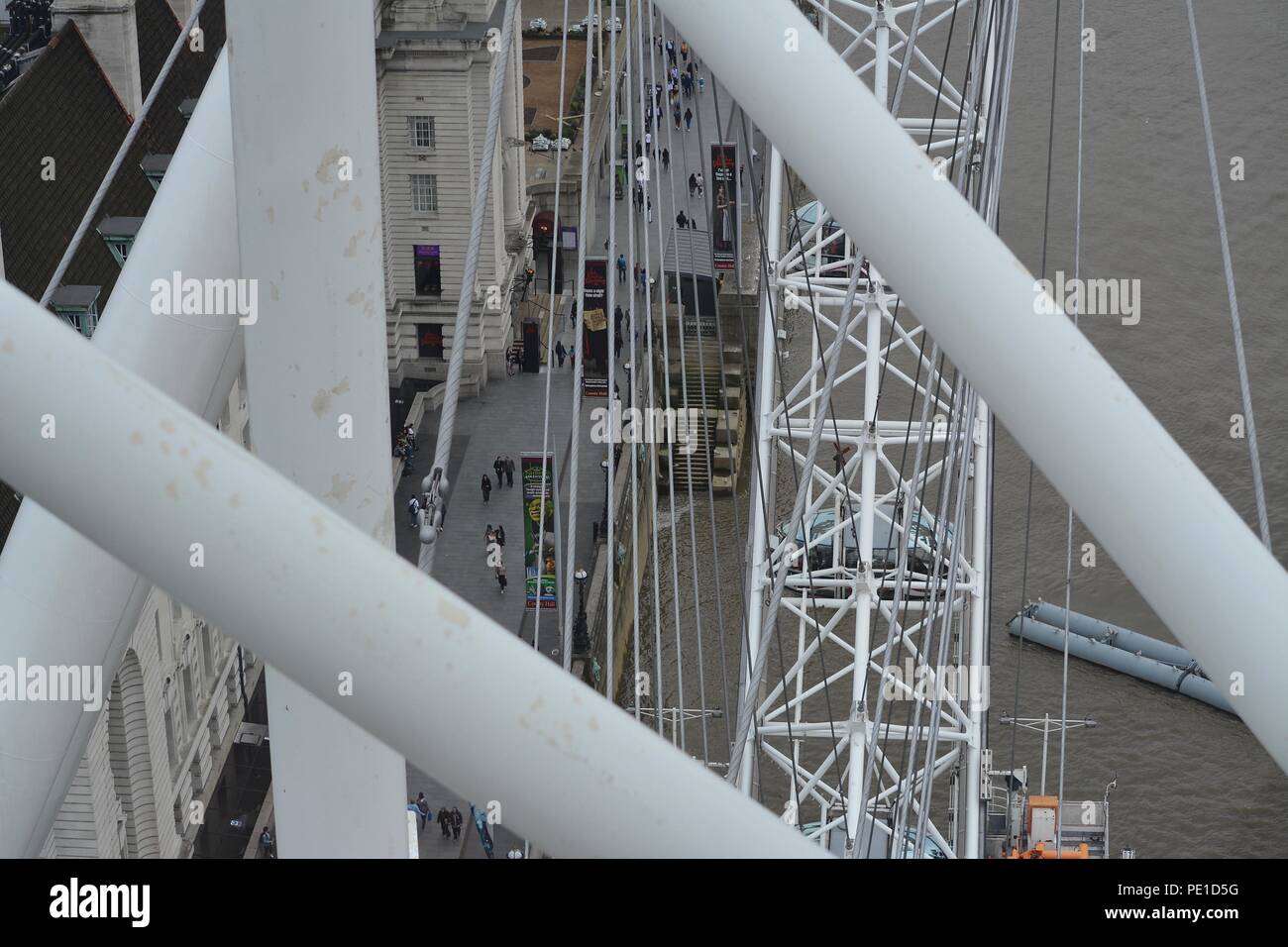 La célèbre roue London Eye le long de la Tamise, Londres, Royaume-Uni Banque D'Images
