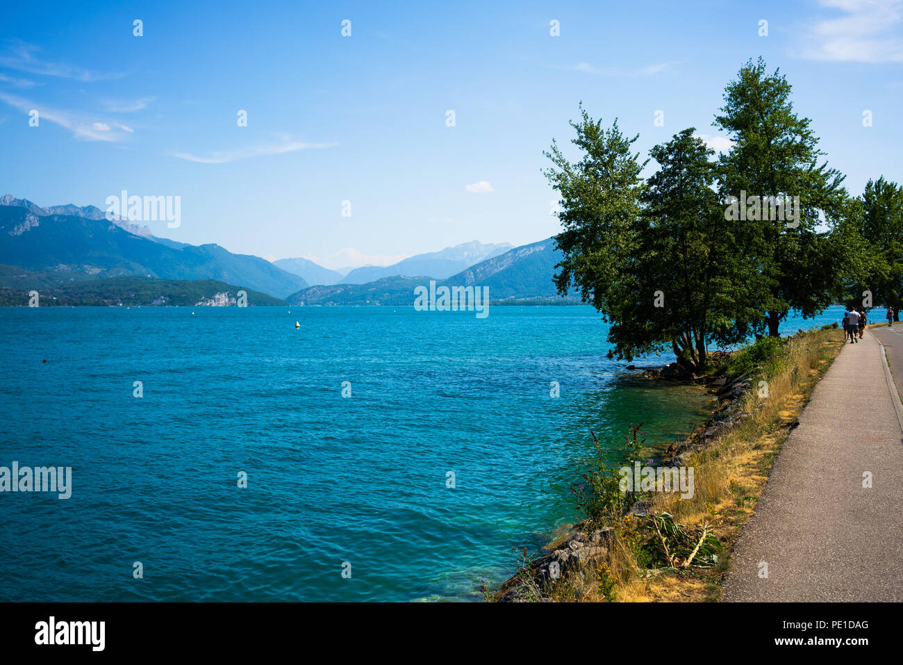 Vue panoramique du lac d'Annecy montrant de l'eau claire comme du cristal et des sentiers le long du lac en Haute-Savoie France Banque D'Images