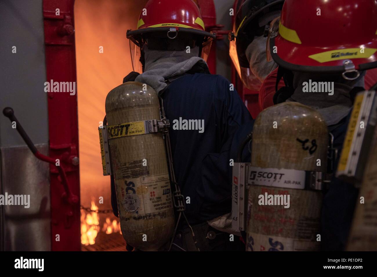 180808-N-PL946-1018 GRANDS LACS, dans l'Illinois (16 août 2000 8, 2018) Recrute pratique contre les incendies et le contrôle des avaries techniques au chef de l'USS dans le cadre de la formation pratique au commandement d'entraînement des recrues (RTC). Le programme lors de tests RTC recrute sur leurs compétences de combat avant qu'ils atteignent la flotte. Plus de 30 000 recrues par année d'études supérieures de la marine est que boot camp. (U.S. Photos de la marine par Mass Communication Specialist 2e classe Spencer Fling/libérés) Banque D'Images