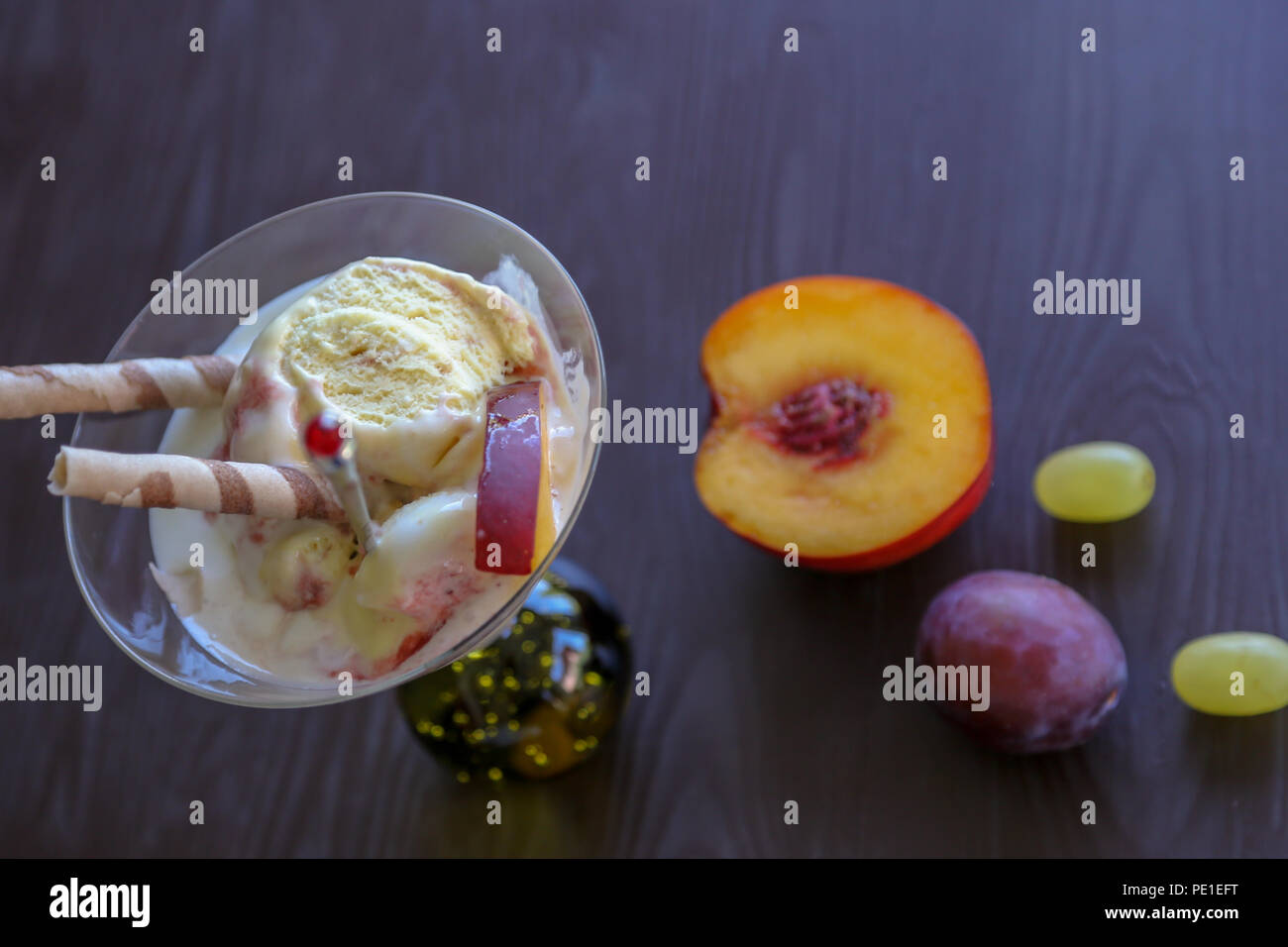 La plus belle glace-crème fraîche de la chaleur de l'été et en plus les fruits Banque D'Images