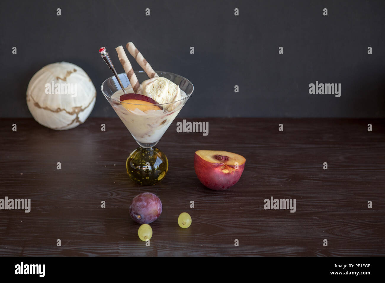 La plus belle glace-crème fraîche de la chaleur de l'été et en plus les fruits Banque D'Images