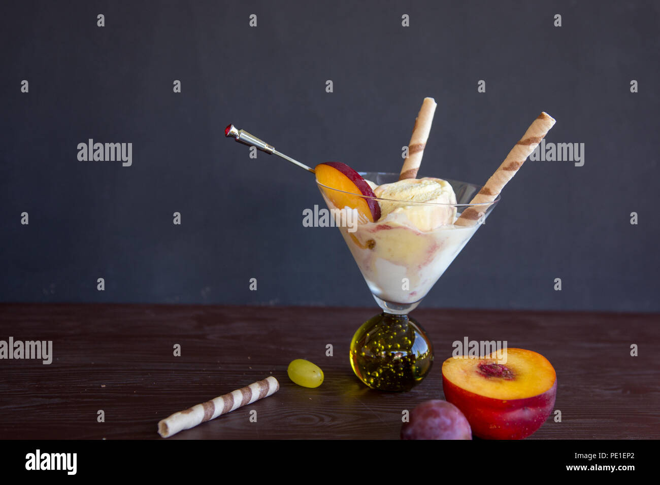 La plus belle glace-crème fraîche de la chaleur de l'été et en plus les fruits Banque D'Images