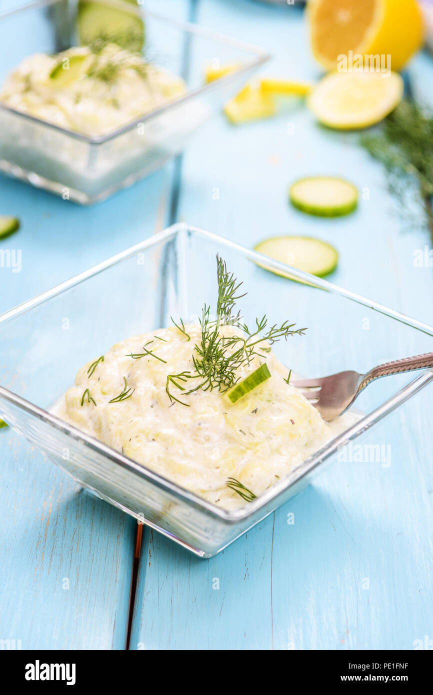 La cuisine grecque traditionnelle de tzatziki. Sauce de concombre, l'ail, l'aneth et yogourt Banque D'Images