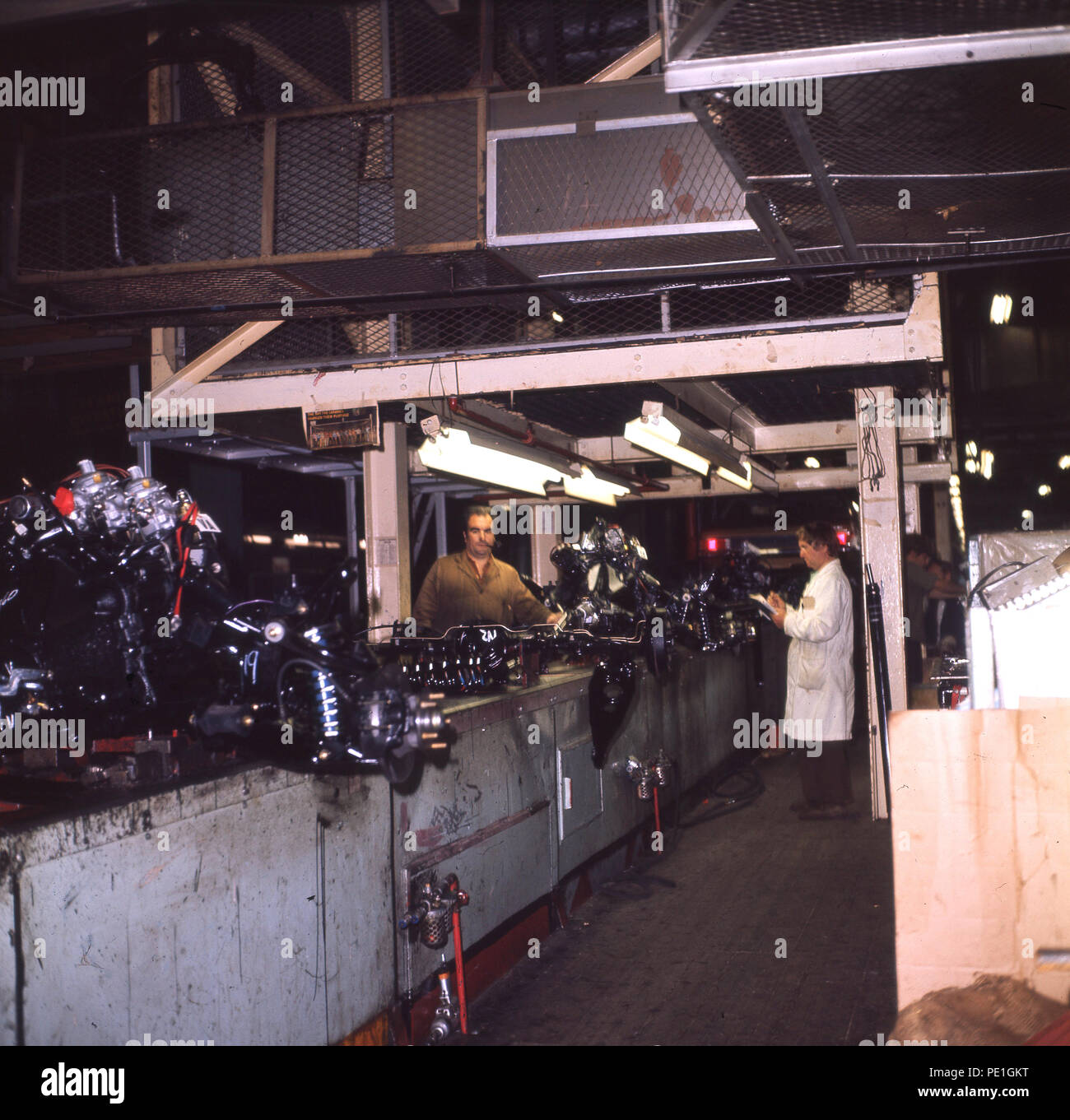 Des années 1970, l'usine de montage de voitures Vauxhall, Luton, Bedford, England, UK. Fabricant du modèle Viva, l'image montre la ligne de production du moteur avec des pièces bing ajouté. Banque D'Images