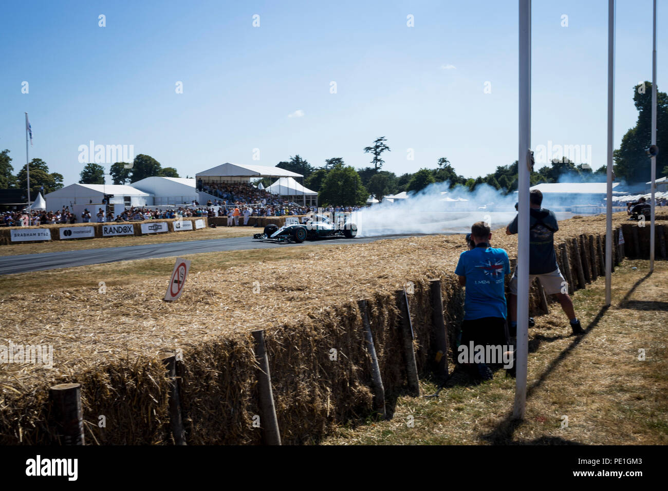 Une formule 1 ne beignes sur la course au Goodwood Festival of Speed 2018. Banque D'Images