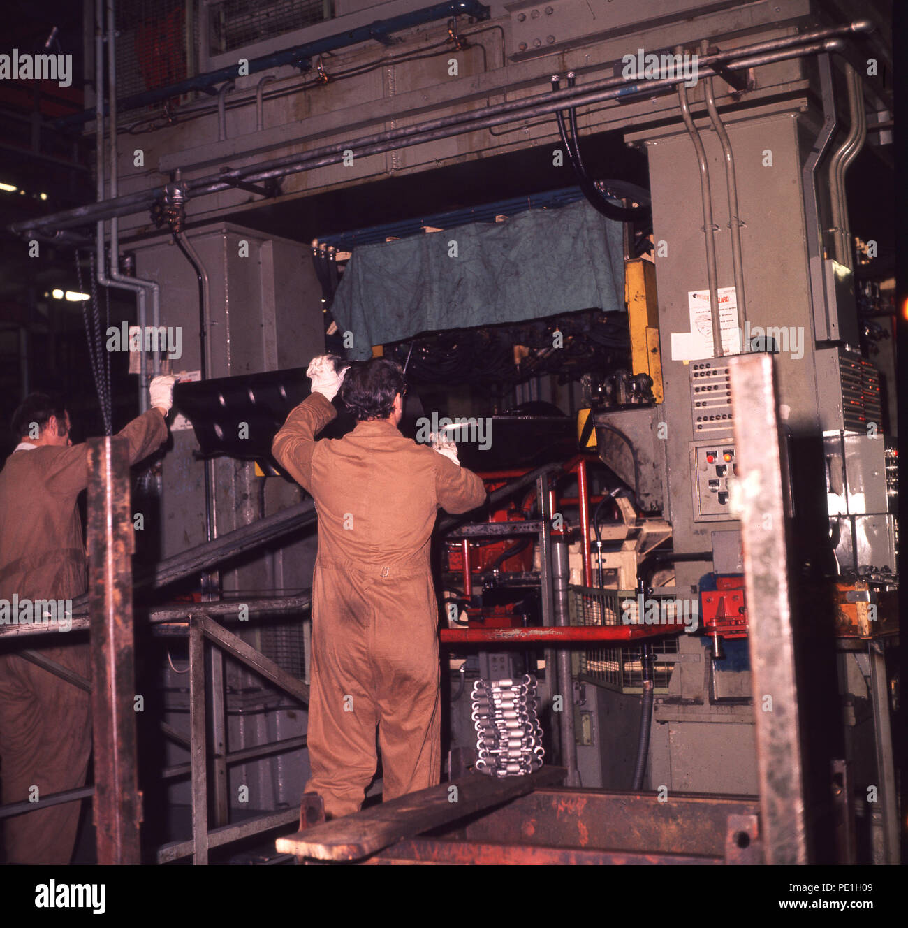 Des années 1970, l'usine de montage de voitures Vauxhal, Bedford, Luton, England, UK. Fabricant du modèle Viva,picutre montre les moteurs d'automobile d'être montées. Banque D'Images