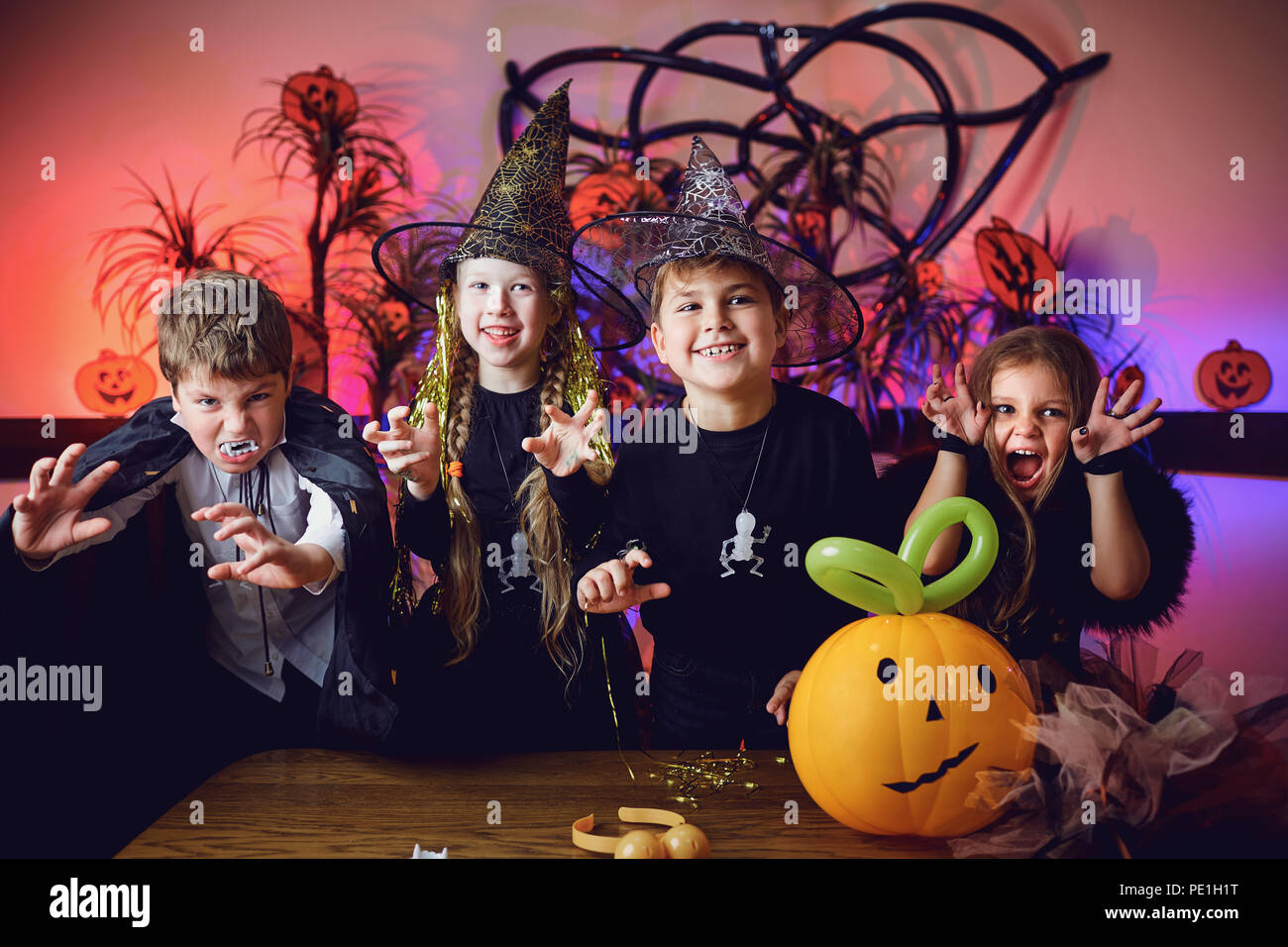 Un groupe d'enfants en costumes sur un Halloween de Banque D'Images