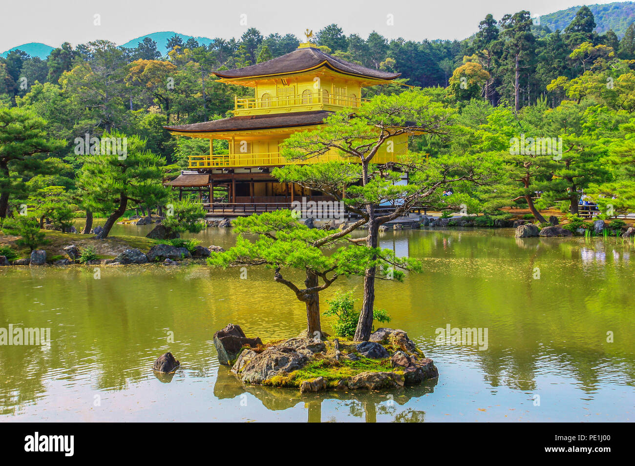 Kyoto, Japon - dans l'ancienne capitale du Japon, il est possible de trouver un mélange étonnant de l'histoire millénaire, la nature et la modernité. Ici la Pagode d'Or Banque D'Images