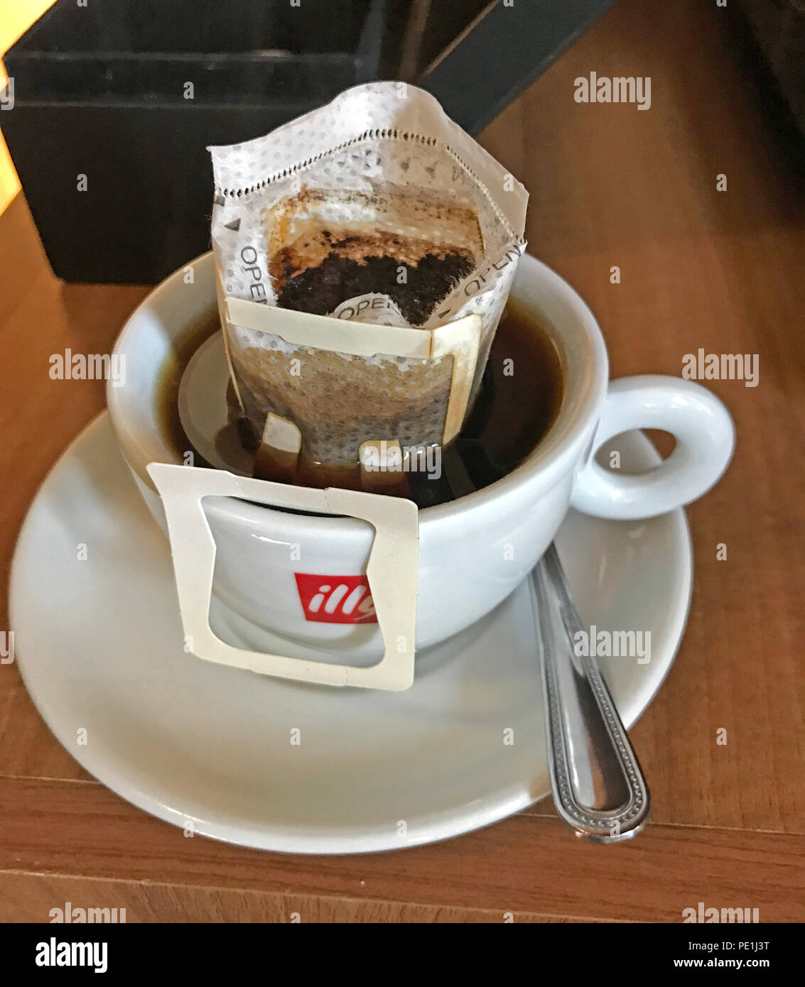 Sachet de thé Expresso Illey - une dosette dans une tasse Banque D'Images