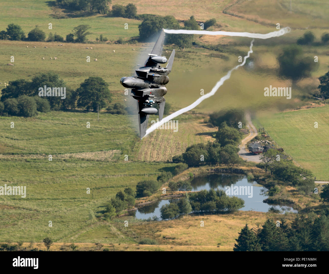 USAF F-15E Strike Eagle formation de vol à basse altitude dans la boucle de Mach (rond-point), galles, Banque D'Images