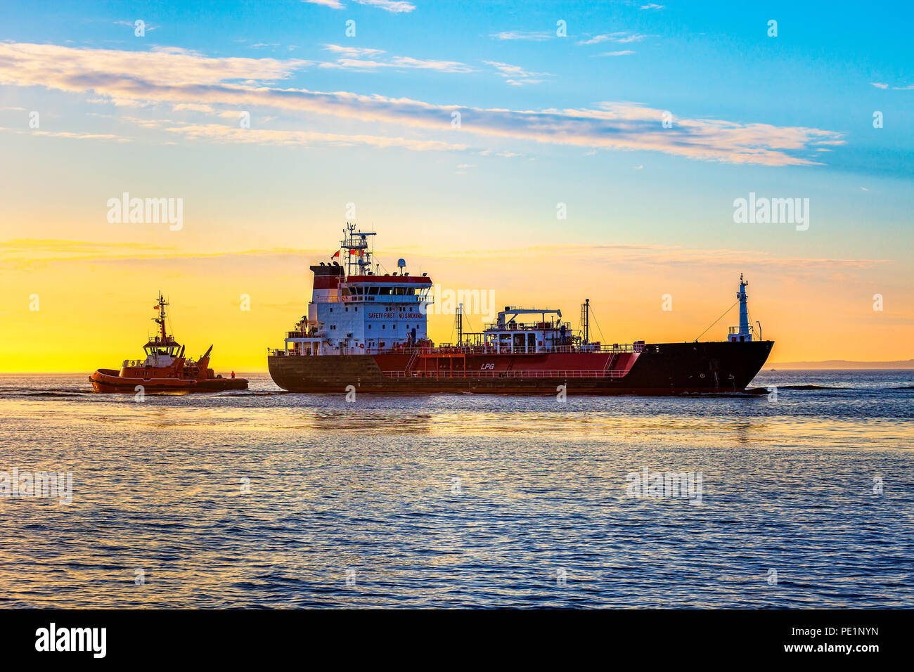 Seascape - navire-citerne de GPL au lever du soleil sur la mer. Banque D'Images