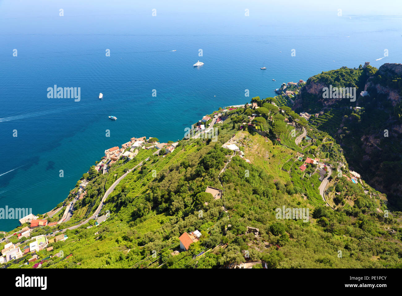 Beau paysage de la Villa Cimbrone, bleu de la mer et la masse verte, Ravello, Italie Banque D'Images