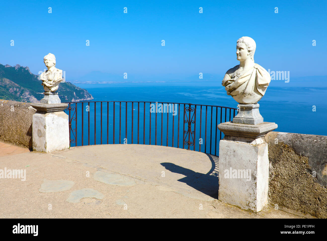 Statues en pierre sur terrasse ensoleillée de l'infini en mer au-dessus de la Villa Cimbrone à Ravello, Côte Amalfitaine, en Italie. Banque D'Images