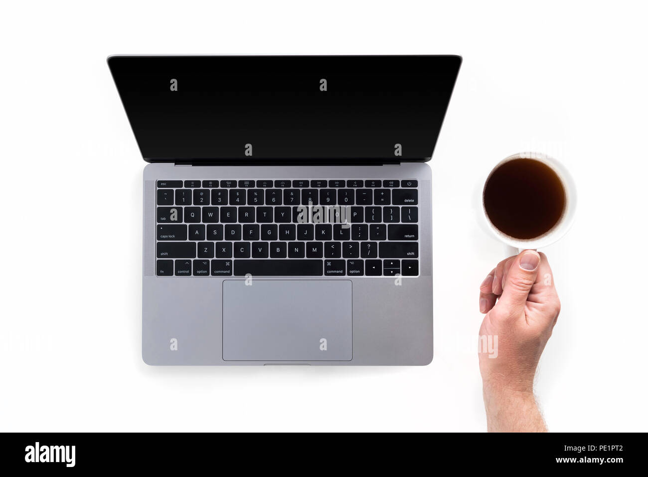 Vue de dessus d'examen avec ordinateur portable et hand holding Coffee cup isolé sur fond blanc Banque D'Images