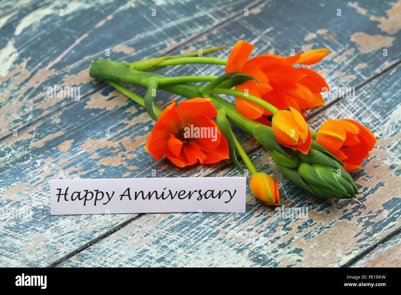 Carte heureux anniversaire avec des fleurs orange sur la surface en bois rustique Banque D'Images Carte heureux anniversaire avec des fleurs orange sur la surface en bois rustique Banque D'Images