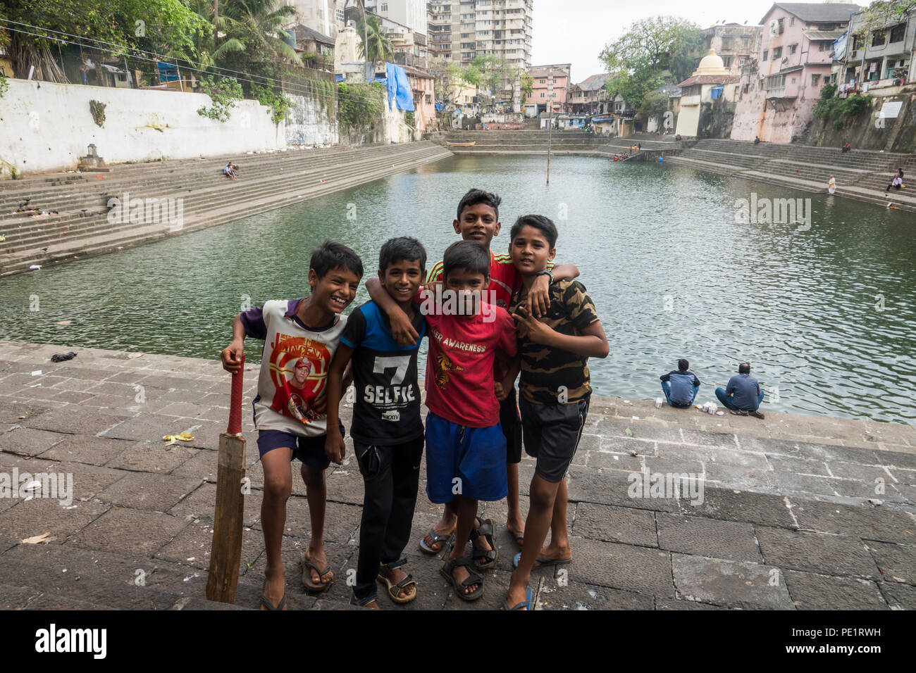 Groupe de garçons indiens au lac Banganga dans Raj Bhavan, Mumbai, Inde Banque D'Images