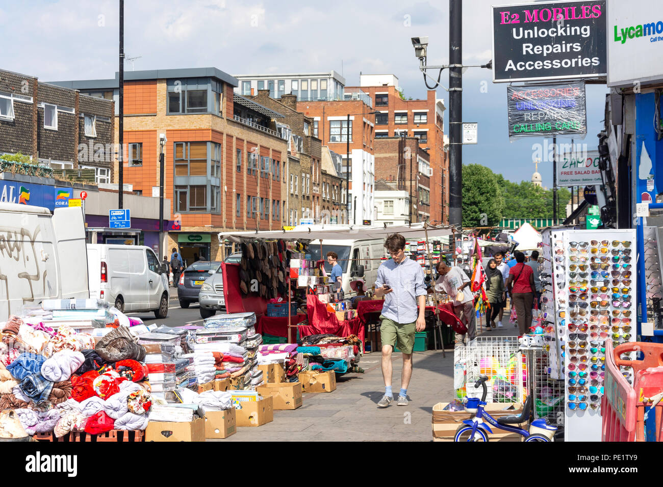 Sur le marché de la rue de Bethnal Green Road, Bethnal Green, le quartier londonien de Tower Hamlets, Greater London, Angleterre, Royaume-Uni Banque D'Images