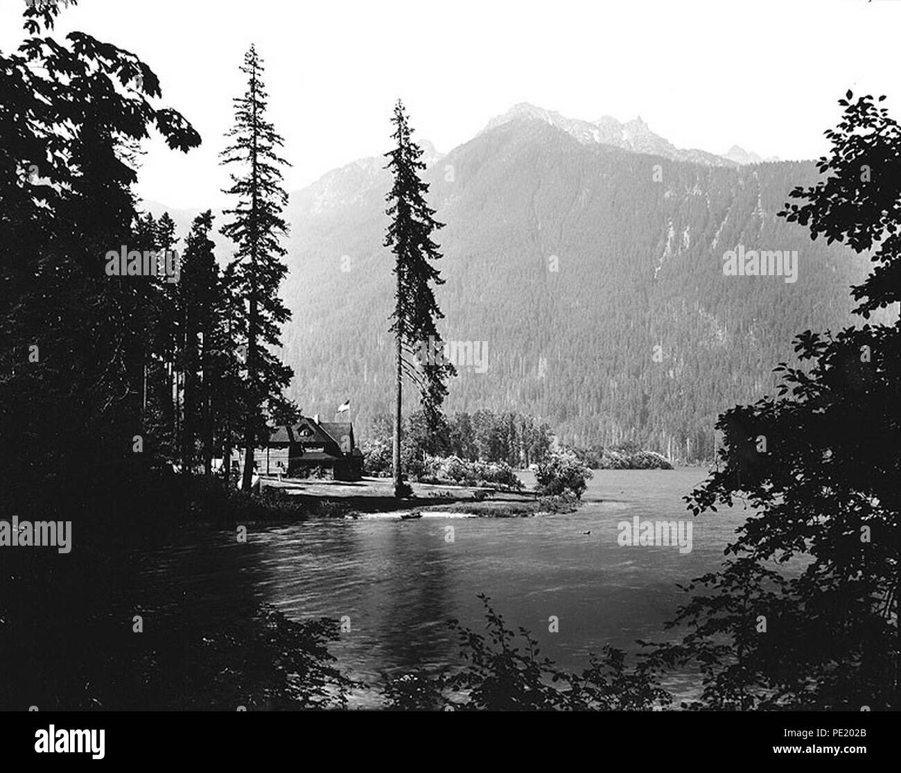Antlers Hotel, Lake Cushman, Washington, ca 1906 (298 bar). Banque D'Images
