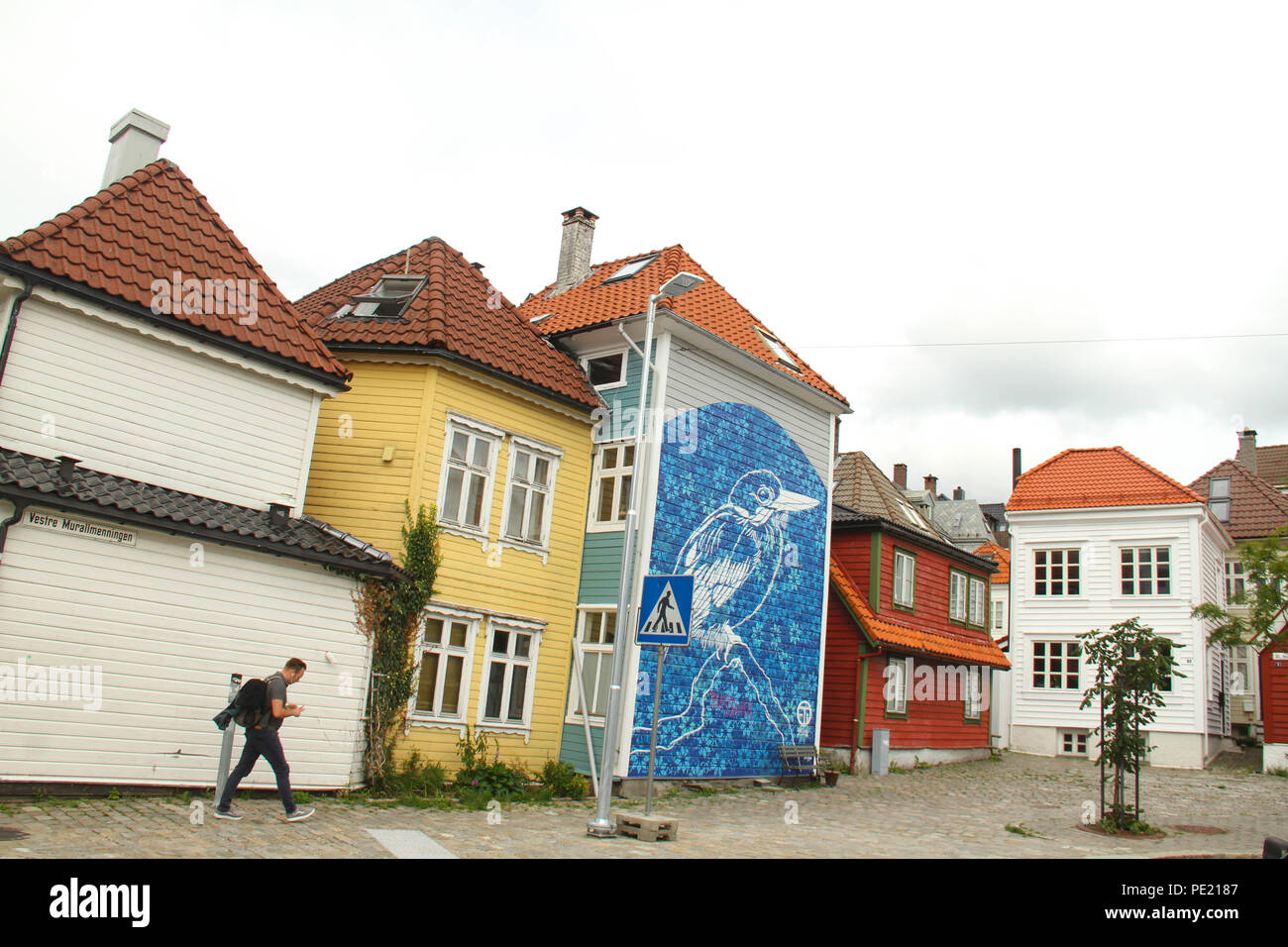 Bergen, Norvège - 9 août 2018 : vue générale de Bryggen (le quai hanséatique) dans la ville de Bergen. Le site du patrimoine mondial de l'Unesco tient ses racines à partir de l'Âge des Vikings et il aujourd'hui beaucoup des citoes restaurants, pubs, boutiques d'artisanat et les musées. La ville a été pendant de nombreuses années le centre d'échanges entre la Norvège et le reste de l'Europe et est maintenant généralement le point de départ d'expéditions dans le pays. Photo : David Mbiyu Crédit : david mbiyu/Alamy Live News Banque D'Images