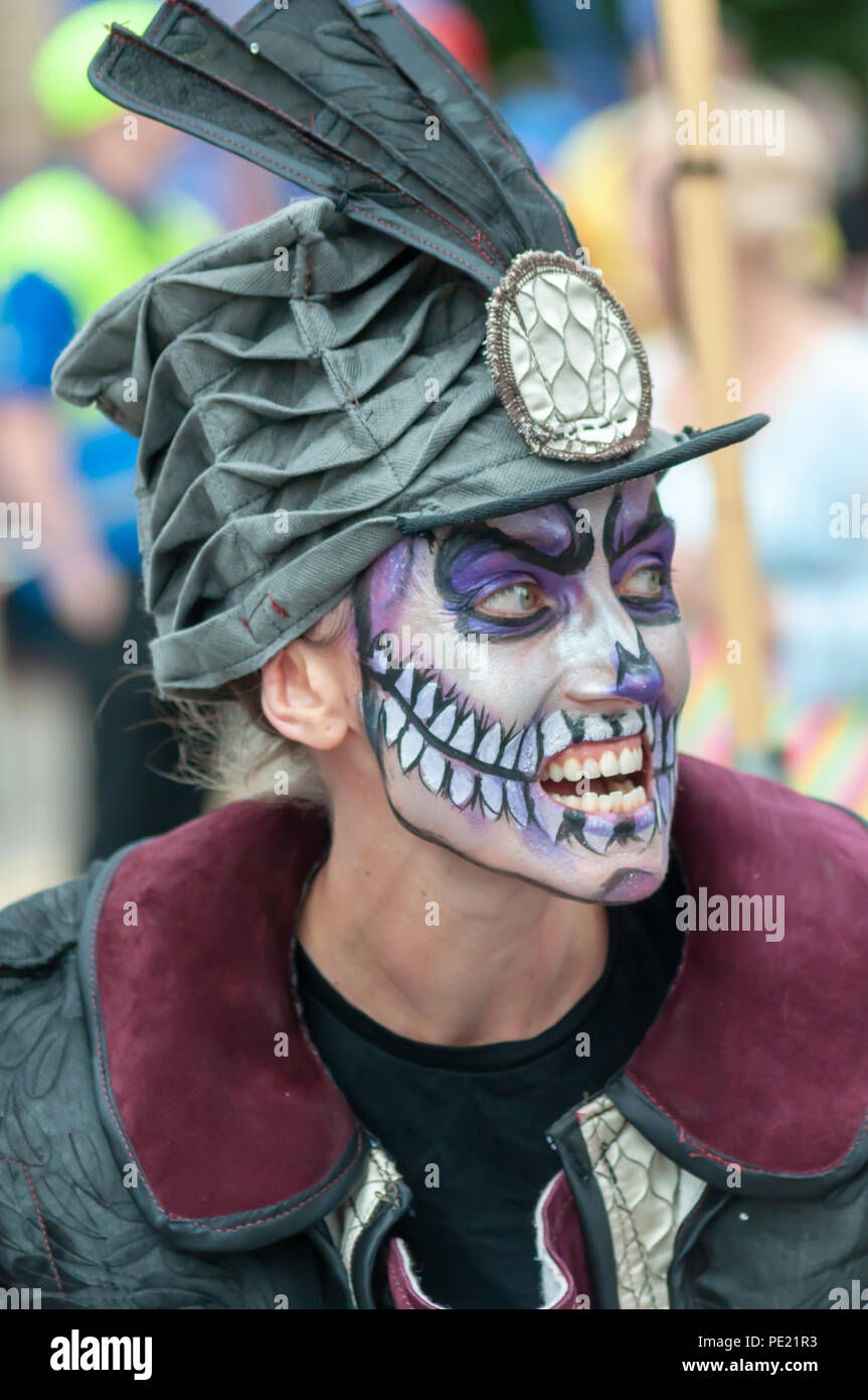 Glasgow, Ecosse, Royaume-Uni. 11 août, 2018. L'artiste interprète ou exécutant en belle os, qui est un spectacle de musique et de théâtre de rue dans la ville marchande, réalisé par Alan Richardson de surtension, conçu par Alex Rigg, avec musique originale créée par Stephen Deazley. La musique pour l'orchestre trombone tire son inspiration de Mardi Gras et le Jour des Morts les festivals. Les quatre cavaliers de l'Apocalypse, tirée par des chevaux sur des charrettes de travailleurs à forme humaine sont confrontés par un orchestre trombone massés. La peur et l'appréhension cède la place à une joyeuse célébration d'une vie qui a vécu. Credit : Skully/Alamy Live News Banque D'Images