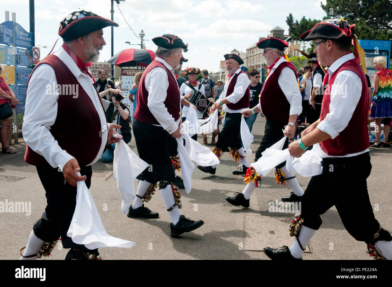 Broadstairs, Kent, UK. 11 août 2018. Le premier jour de la 53e semaine folklorique escalier large de musiciens autour des îles Britanniques, et certains du reste du monde, se rassemblent dans la ville balnéaire de Kent pour une semaine de concerts, chants, danses et autres événements. Le jour de l'ouverture il y a un fort contingent de Morris Dancers émerveillant sur la promenade. Sheppardson Janet Crédit/Alamy Live News. Banque D'Images