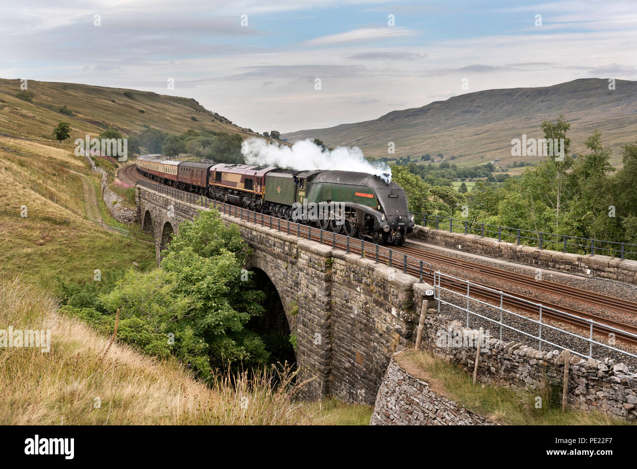 , Cumbria (Royaume-Uni), 11 août 2018. Loco vapeur "Union de l'Afrique du Sud' parcours le Murchison, Ais Golden Express Gill Viaduct près du sommet de la ligne de chemin de fer s'installer à Carlisle. En raison de risque d'incendie en raison du temps sec la locomotive à vapeur doit être assistée par un diesel, vu ici derrière la loco à vapeur. Union de l'Afrique du Sud est un A4 de la même classe que le colvert, qui détient le record de vitesse de la vapeur du monde. 11 août marque le 50e anniversaire du dernier train de voyageurs à vapeur sur les chemins de fer britanniques en 1968 et c'est célébrée aujourd'hui. Crédit : John Bentley /Alamy Live News Banque D'Images