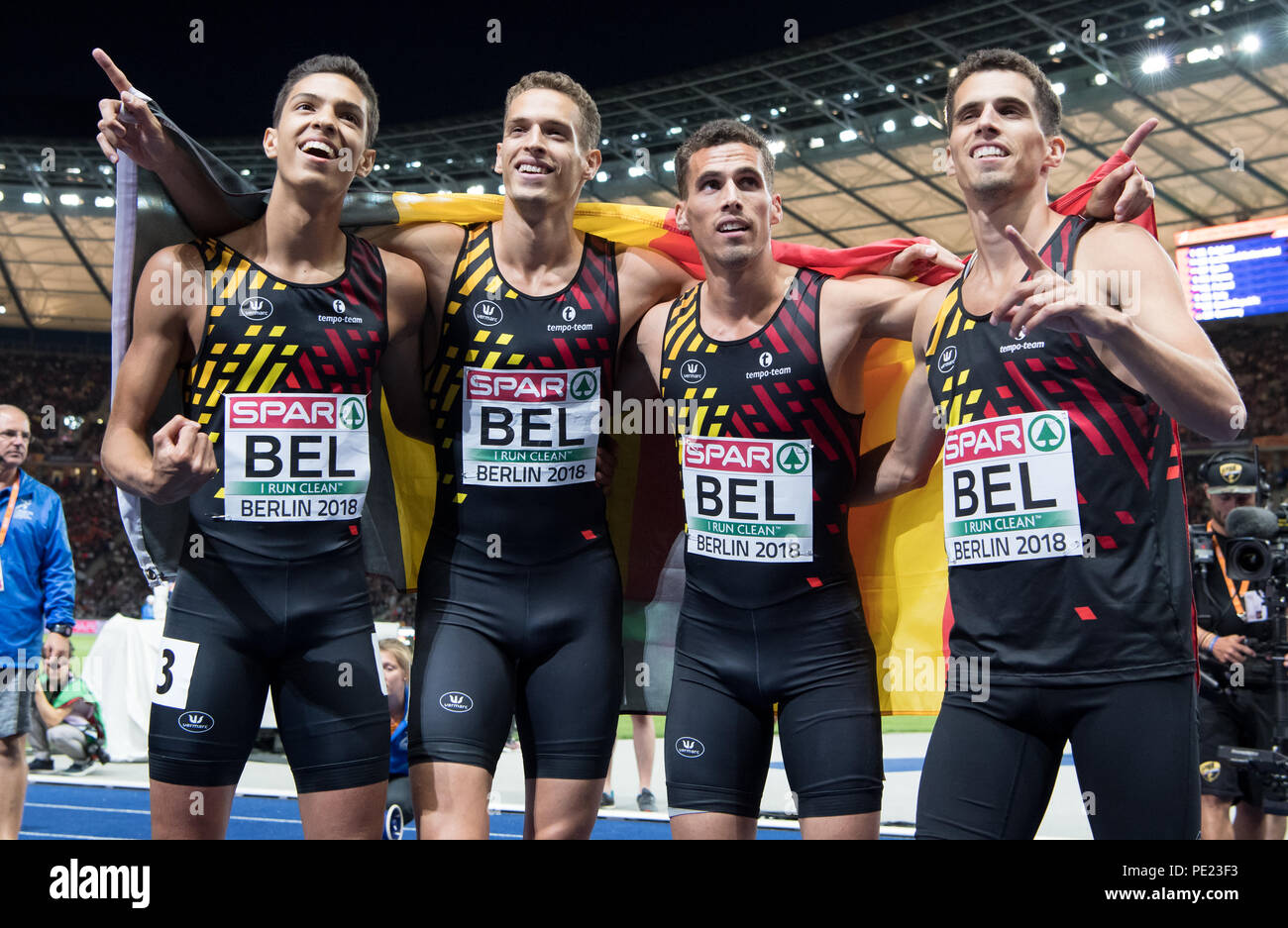 Berlin, Allemagne. Août 11, 2018. Championnats d'Europe d'athlétisme dans le stade olympique : le relais 4x400 m hommes, finale : Kevin Borlee, Dylan Borlee, Jonathan Borlee et Jonathan Sacoor de Belgique cheer sur la ligne d'arrivée. Crédit : Sven Hoppe/dpa/Alamy Live News Banque D'Images