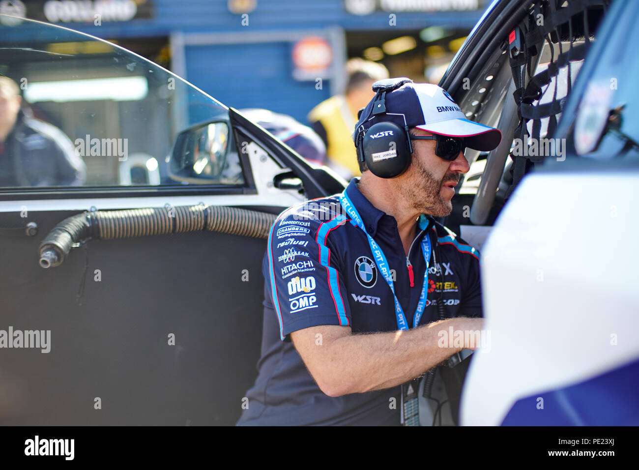 Corby, Northamptonshire, Angleterre, 11 août 2018. Pilote de course BTCC Rob Collard et son équipe au cours de la BMW Dunlop MSA British Touring Car Championship at Rockingham Motor Speedway. Photo par Gergo Toth / Alamy Live News Banque D'Images