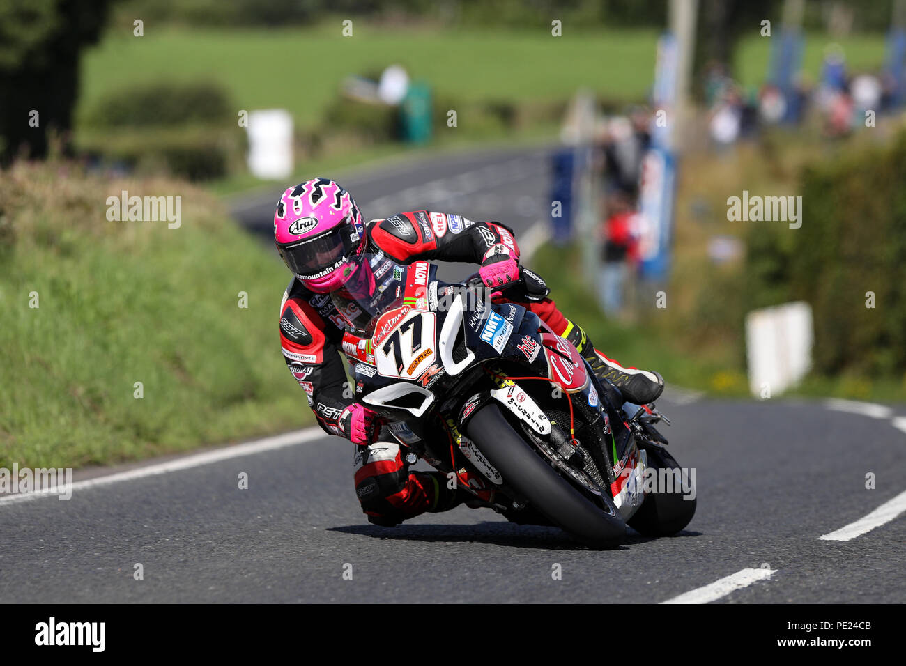 Circuit de Dundrod, Lisburn, Irlande du Nord. Août 11, 2018. Grand Prix de l'Ulster MCE deux jours ; pilote anglais Davey Todd a subi des fractures soupçonnées, à la suite d'une collision à cerfs saut dans le motogp : Action Crédit Plus Sport/Alamy Live News Banque D'Images