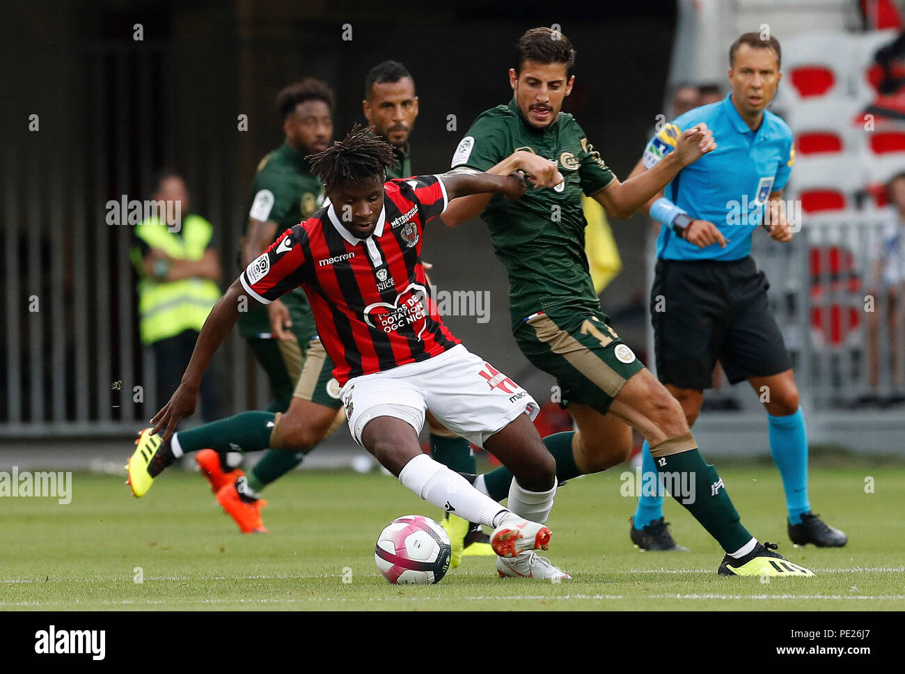 Nice, France. Août 11, 2018. Allan Saint-Maximin (L) de Nice le dispute à Oubin Remi de Reims pendant le match de football Ligue 1 saison 2018-2019 1er tour à Nice, France le 11 août 2018. Reims a gagné 1-0. Credit : Christophe Petino/Xinhua/Alamy Live News Banque D'Images