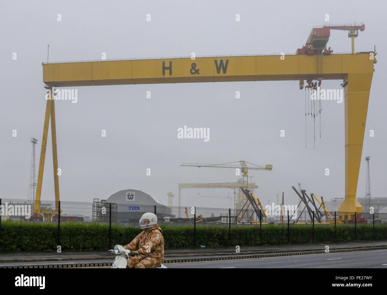 Belfast Lough, Irlande du Nord, Royaume-Uni. 12 août 2018. Météo au Royaume-Uni - gris humide et humide à Belfast. La brume se ferme sur l'une des grues Harland et Wolff emblématiques de Belfast. Crédit : David Hunter/Alay Live News. Banque D'Images