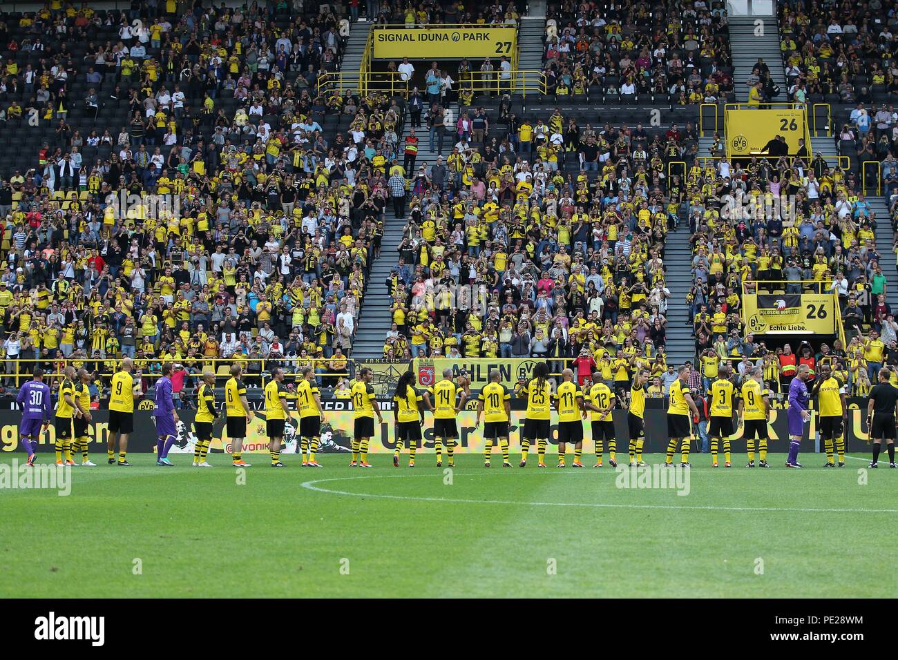 Dortmund, Allemagne. 11Th Aug 2018. firo : 11.08.2018 Football, 2017-2018 La saison 1.Bundesliga : Borussia Dortmund, de la saison, les joueurs entrer sur le terrain, figure d'ensemble, l'utilisation de crédit dans le monde entier | : dpa/Alamy Live News Banque D'Images