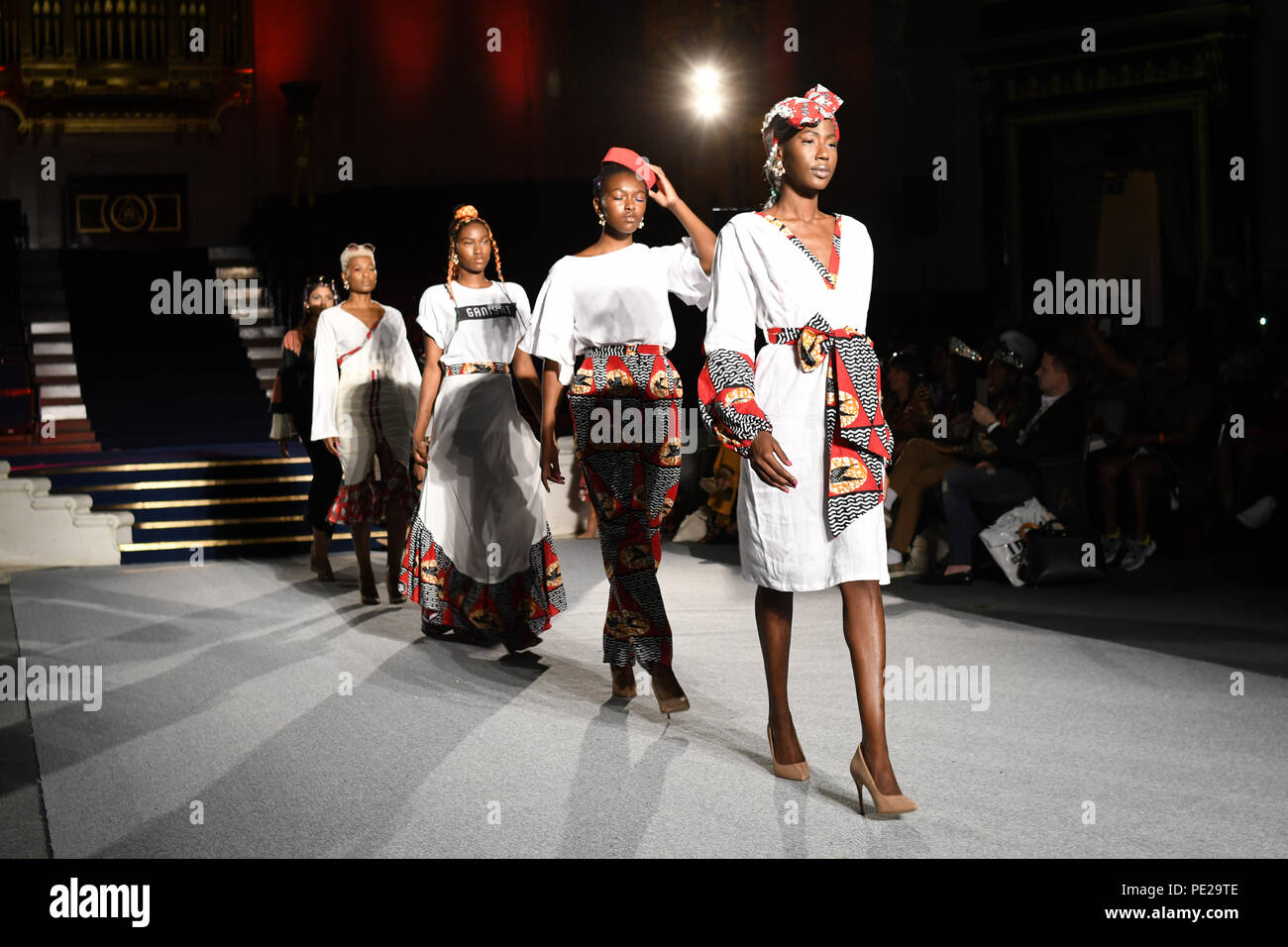 Londres, Royaume-Uni. 11 août 2018. Designer Ganiyat en vedette sa dernière collection à la Fashion Week de Londres (Afrique) AFWL à Freemasons' Hall le 11 août 2018, Londres, Royaume-Uni. Credit Photo : Alamy/Capital Live News Banque D'Images