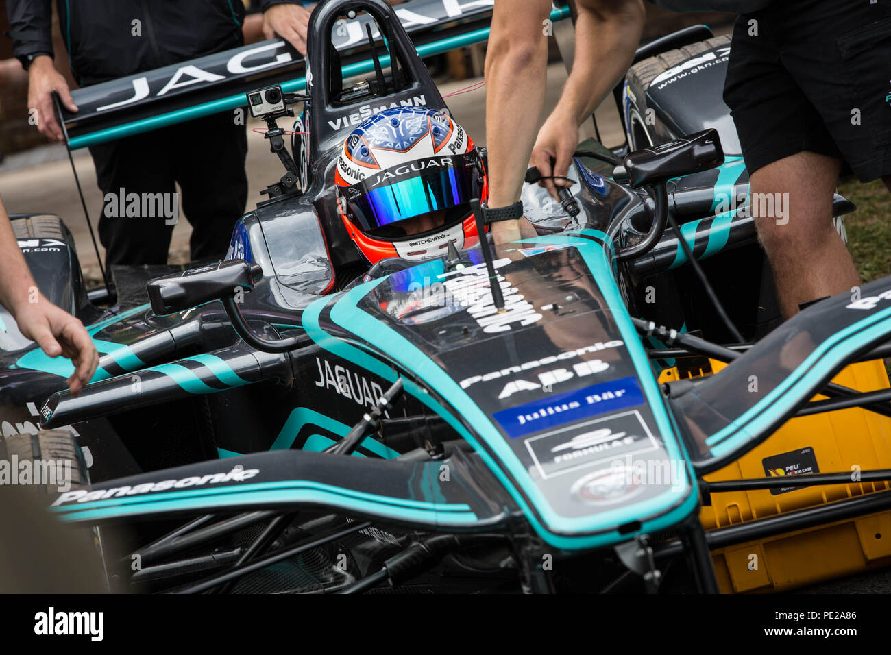Worcestershire, Royaume-Uni. 12 août 2018. UK debut des courses Jaguar nouvelle Formule E race car la J-TYPE 2 à Shelsley Walsh avec leur pilote de course Mitch Evans 12 Août 2018 Crédit : Steven re/Alamy Live News Banque D'Images