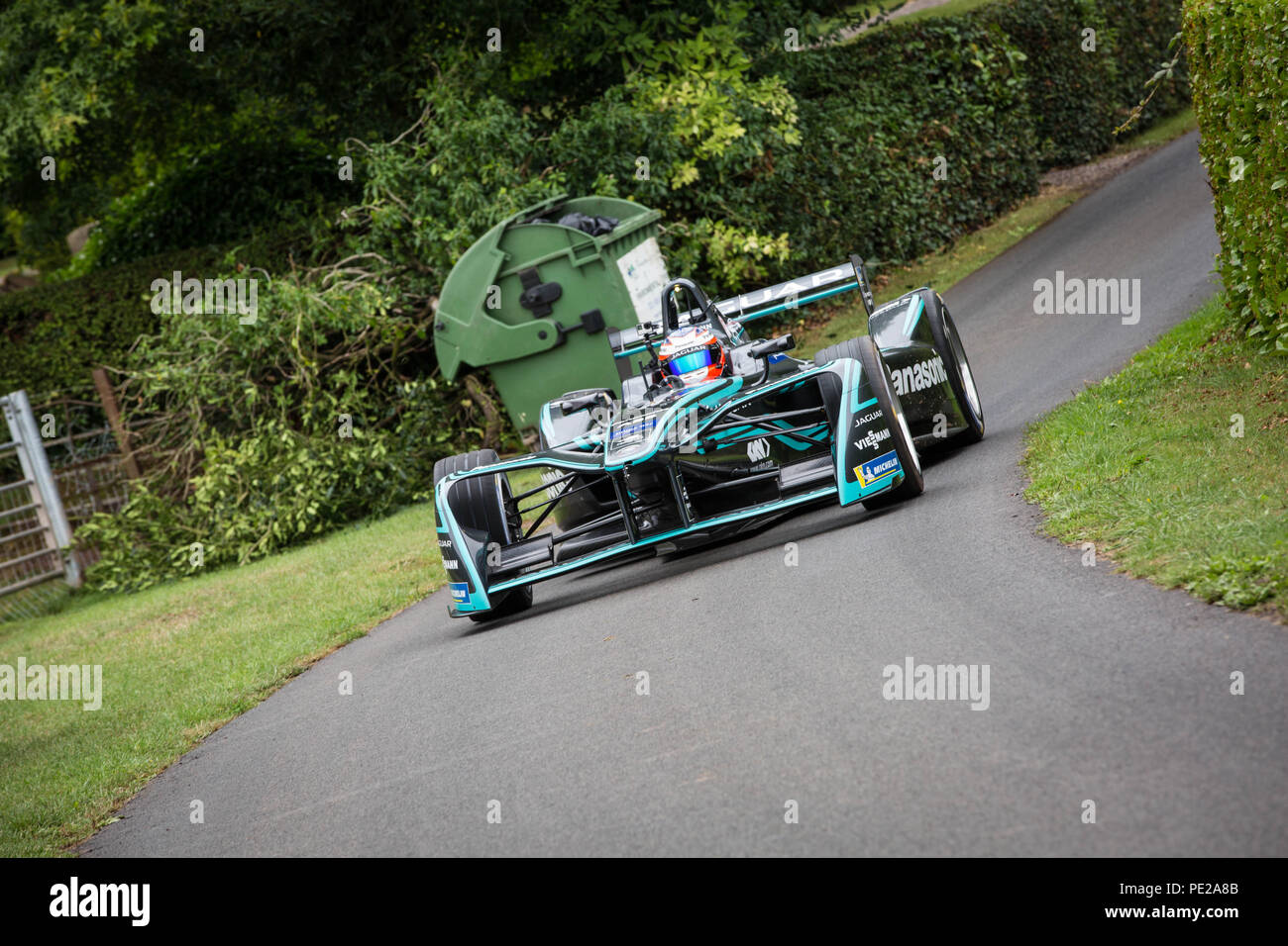 Worcestershire, Royaume-Uni. 12 août 2018. UK debut des courses Jaguar nouvelle Formule E race car la J-TYPE 2 à Shelsley Walsh avec leur pilote de course Mitch Evans 12 Août 2018 Crédit : Steven re/Alamy Live News Banque D'Images