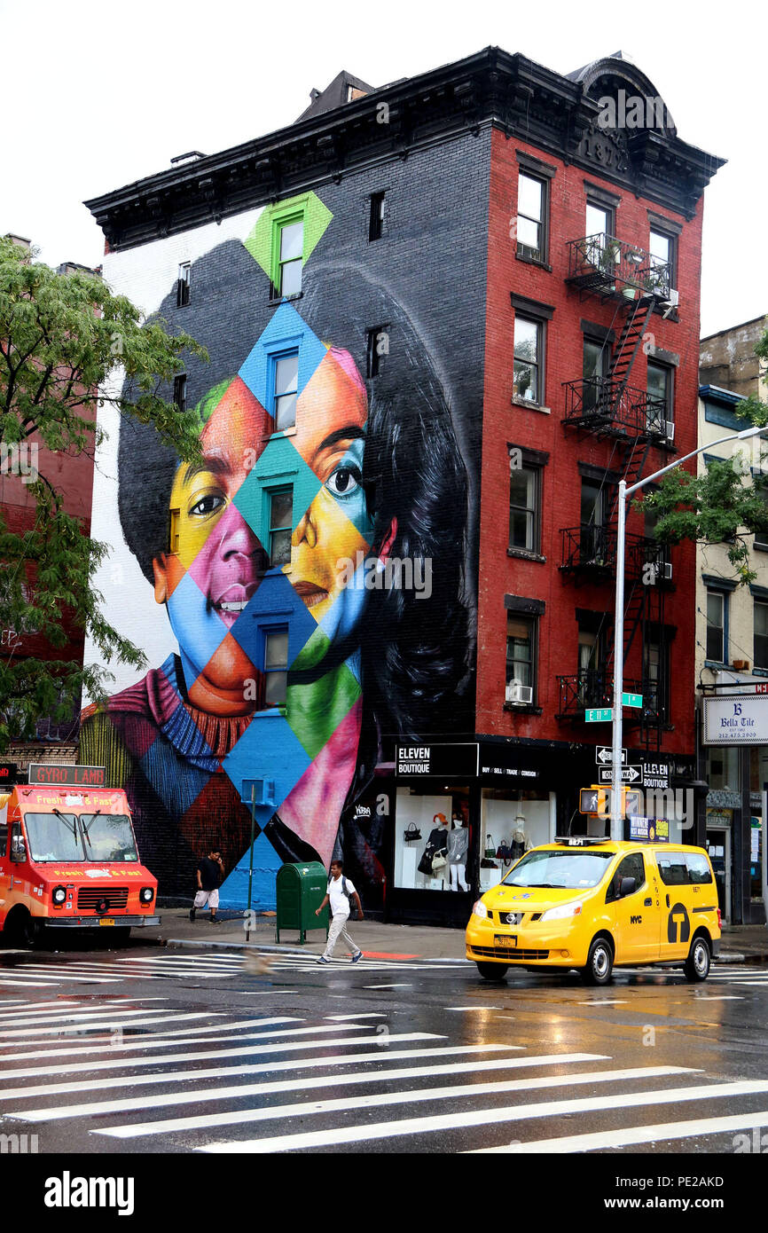 New York City, New York, USA. Août 12, 2018. Une murale de Michael Jackson par le célèbre artiste brésilien EDUARDO KOBRA est vu sur un édifice situé à East 11 Street et 1st Avenue dans le Lower East Side. La murale représentant une jeune Jackson dans une moitié et l'autre moitié un vieux Jackson avec un nez reconstruit. En outre, il a été récemment annoncé un nouveau Michael Jackson s'ouvre musicale sur Broadway en 2020. Credit : Nancy/Kaszerman ZUMA Wire/Alamy Live News Banque D'Images