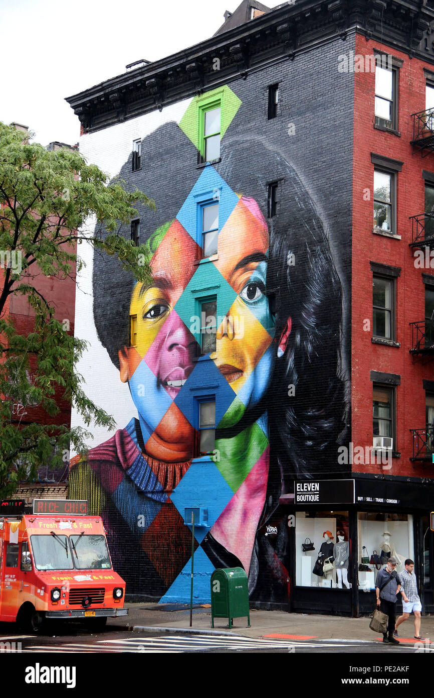 New York City, New York, USA. Août 12, 2018. Une murale de Michael Jackson par le célèbre artiste brésilien EDUARDO KOBRA est vu sur un édifice situé à East 11 Street et 1st Avenue dans le Lower East Side. La murale représentant une jeune Jackson dans une moitié et l'autre moitié un vieux Jackson avec un nez reconstruit. En outre, il a été récemment annoncé un nouveau Michael Jackson s'ouvre musicale sur Broadway en 2020. Credit : Nancy/Kaszerman ZUMA Wire/Alamy Live News Banque D'Images