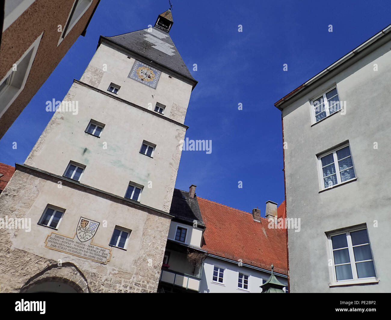 Braunau am Inn, Autriche. Août 30, 2017. Braunau am Inn.Dans une simple maison jaune dans Salzburger Vorstadt 15, Braunau am Inn, où ses parents ont loué une petite télévision, Adolf Hitler est né le 20 avril 1889. Il est plus tard devenu le pire criminel dans l'histoire. Dans sa ville natale dans la ville autrichienne Braunau am Inn ils essaient d'oublier. Ils veulent éviter les groupes néo-nazis pour faire un site de pèlerinage de cet endroit. C est la raison pour laquelle l'Etat expropria l'immeuble à partir de la propriétaire, Gerlinde Pommer - Angloher, l'an dernier, et le plan de le reconstruire et de l'utiliser à des fins charitative. (Crédit Image : © Jana C Banque D'Images