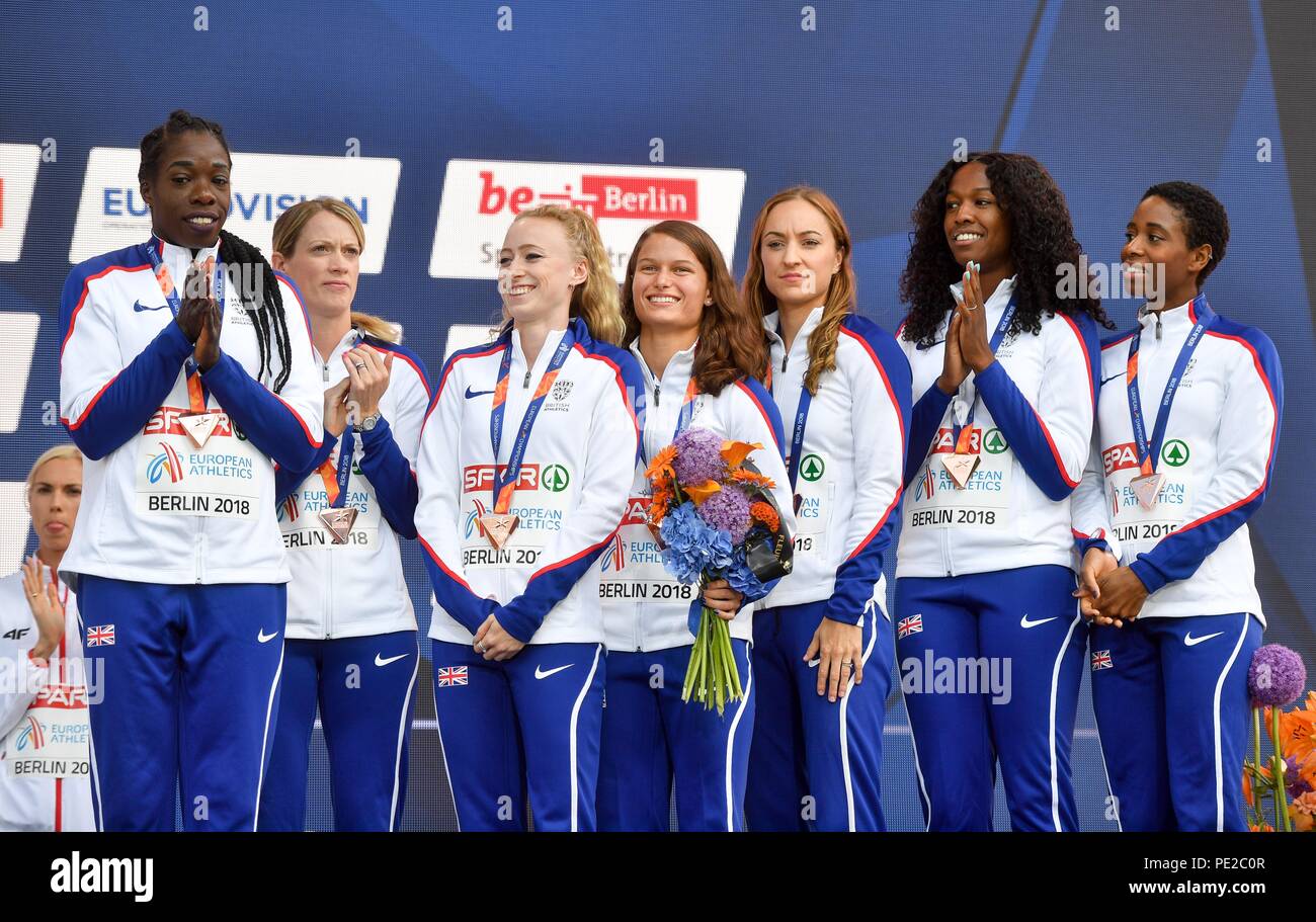 Berlin, Allemagne. Août 12, 2018. L'athlétisme, championnat d'Europe, cérémonie de remise du prix sur le Mile à Breitscheidplatz, 4 x 400 mètres, les femmes. Les lauréats de la médaille de bronze à partir de la Grande-Bretagne (Zoey Clark, Finette Agyapong, Mary Abichi, Emily Diamond, Anyika Onuora, Amy Allcock, Eilidh Doyle). Crédit : Bernd Thissen/dpa/Alamy Live News Banque D'Images