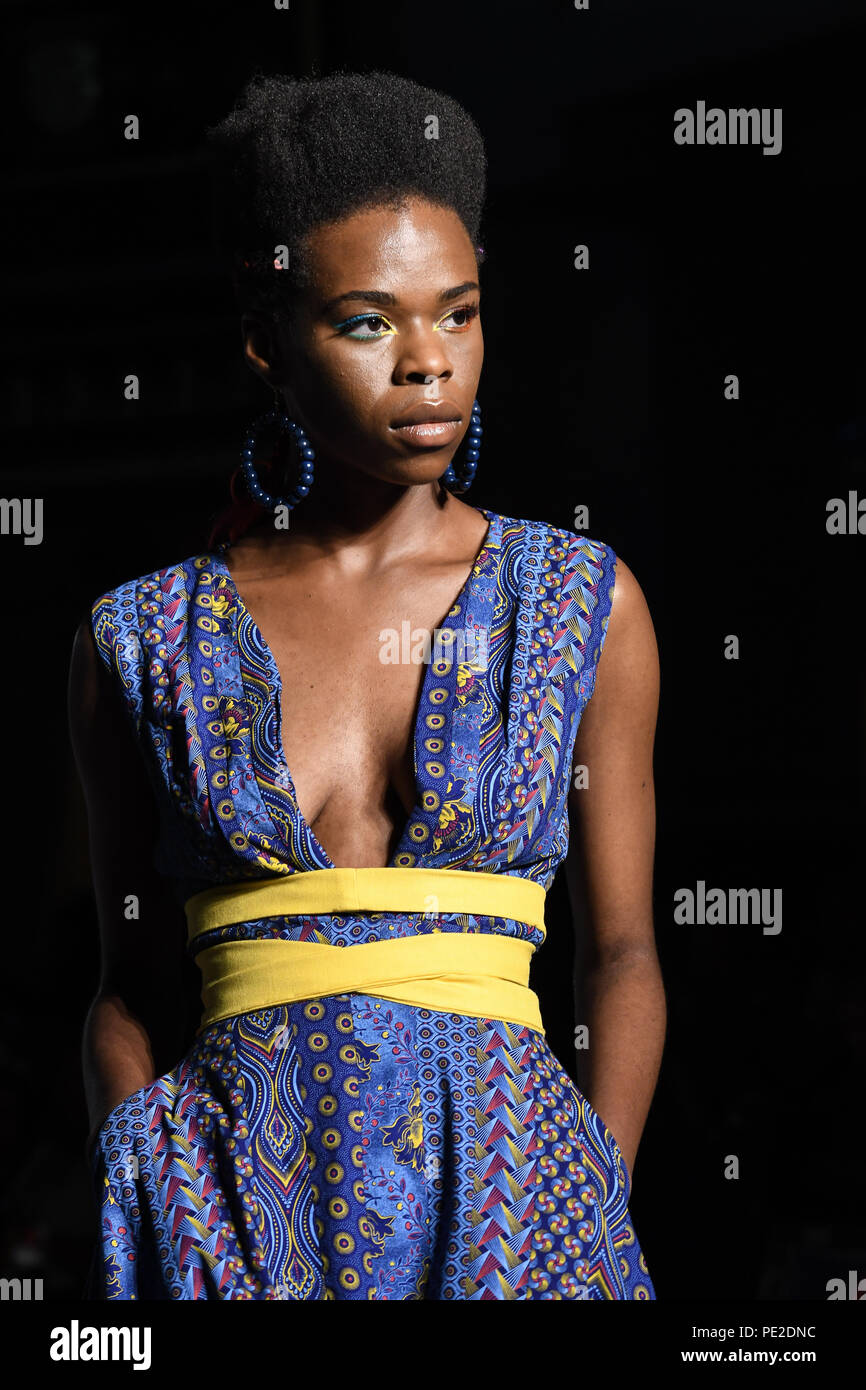 Londres, Royaume-Uni. 11Th Aug 2018. Nedim concepteur conçoit en vedette sa dernière collection à la Fashion Week de Londres (Afrique) AFWL à Freemasons' Hall le 11 août 2018, Londres, Royaume-Uni. Credit Photo : Alamy/Capital Live News Banque D'Images